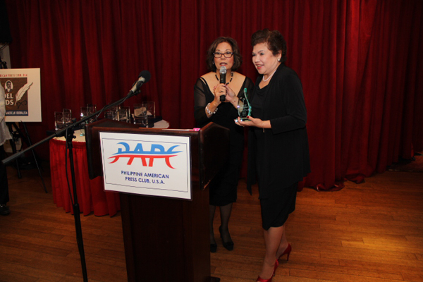 Esther Misa Chavez hands Torchbearer award for Consul General Marciano Paynor Jr. to Mrs. Teresita Paynor. CONTRIBUTED PHOTO/ GARY DE GUZMAN Read more: http://globalnation.inquirer.net/88551/community-journalists-win-phil-am-press-club-awards#ixzz3ABuvrcvj Follow us: @inquirerdotnet on Twitter | inquirerdotnet on Facebook